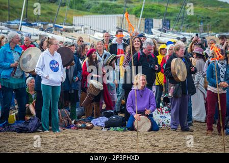 DOMENICA 8 AGOSTO 2021, Scheveningen, Paesi Bassi, Raccolta di tamburi per la guarigione della Madre Terra sulla spiaggia di Scheveningen con meditazione e batteria Circl Foto Stock