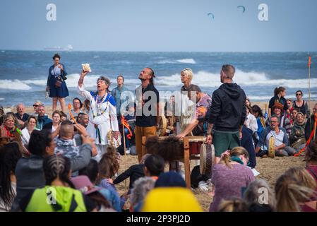 DOMENICA 8 AGOSTO 2021, Scheveningen, Paesi Bassi, Raccolta di tamburi per la guarigione della Madre Terra sulla spiaggia di Scheveningen con meditazione e batteria Circl Foto Stock