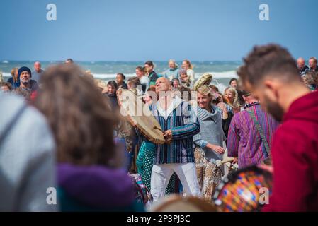 DOMENICA 8 AGOSTO 2021, Scheveningen, Paesi Bassi, Raccolta di tamburi per la guarigione della Madre Terra sulla spiaggia di Scheveningen con meditazione e batteria Circl Foto Stock