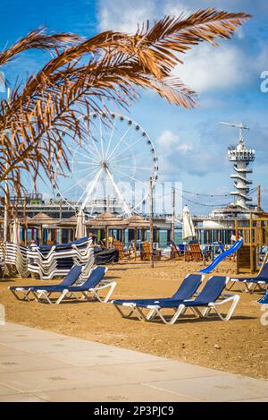 10 agosto 15, 2021, Scheveningen, l'Aia, Paesi Bassi, Parco dei divertimenti, con la ruota dei traghetti e bungy sul Parco dei divertimenti di Scheveningen, con f Foto Stock