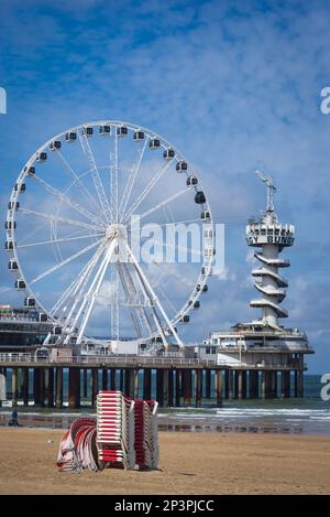 10 agosto 15, 2021, Scheveningen, l'Aia, Paesi Bassi, Parco dei divertimenti, con la ruota dei traghetti e bungy sul Parco dei divertimenti di Scheveningen, con f Foto Stock