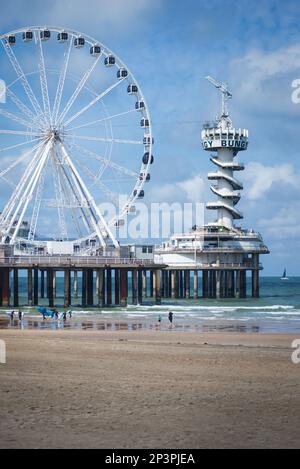 10 agosto 15, 2021, Scheveningen, l'Aia, Paesi Bassi, Parco dei divertimenti, con la ruota dei traghetti e bungy sul Parco dei divertimenti di Scheveningen, con f Foto Stock