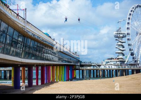 10 agosto 15, 2021, Scheveningen, l'Aia, Paesi Bassi, Parco dei divertimenti, con la ruota dei traghetti e bungy sul Parco dei divertimenti di Scheveningen, con f Foto Stock