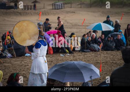 DOMENICA 8 AGOSTO 2021, Scheveningen, Paesi Bassi, Raccolta di tamburi per la guarigione della Madre Terra sulla spiaggia di Scheveningen con meditazione e batteria Circl Foto Stock