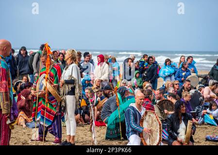 DOMENICA 8 AGOSTO 2021, Scheveningen, Paesi Bassi, Raccolta di tamburi per la guarigione della Madre Terra sulla spiaggia di Scheveningen con meditazione e batteria Circl Foto Stock