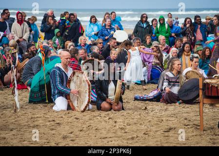 DOMENICA 8 AGOSTO 2021, Scheveningen, Paesi Bassi, Raccolta di tamburi per la guarigione della Madre Terra sulla spiaggia di Scheveningen con meditazione e batteria Circl Foto Stock