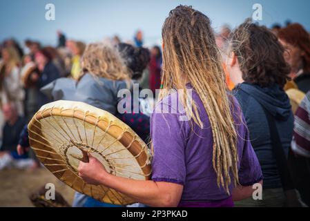 DOMENICA 8 AGOSTO 2021, Scheveningen, Paesi Bassi, Raccolta di tamburi per la guarigione della Madre Terra sulla spiaggia di Scheveningen con meditazione e batteria Circl Foto Stock