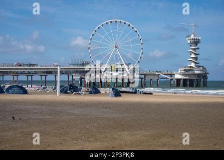 10 agosto 15, 2021, Scheveningen, l'Aia, Paesi Bassi, Parco divertimenti, con la ruota dei traghetti e bungy sul Scheveningen Pier Parco Divertimenti, con Foto Stock
