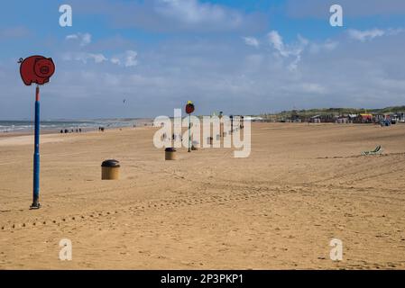 10 agosto 15, 2021, Scheveningen, l'Aia, Paesi Bassi, Scheveningen spiaggia sotto vento freddo Foto Stock