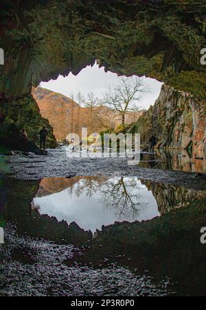 Bellissima Rydal Cave artificiale, Rydal Water, Cumbria, Regno Unito Foto Stock