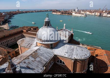 Vista dal Campanile di San Giorgio maggiore attraverso la cupola della Basilica di Giorgio maggiore verso Venezia, Italia. Foto Stock