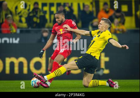 Dortmund, Germania. 3rd Mar, 2023. Christopher Nkunku (RBL), Nico Schlotterbeck (BVB) Borussia Dortmund - RB Leipzig Bundesliga 03.03.2023 Copyright Foto Stock