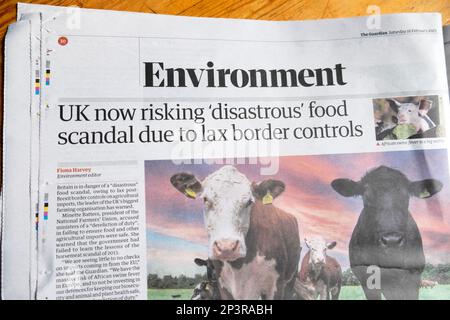 Il titolo del quotidiano Guardian sezione ambiente 'il Regno Unito sta rischiando 'lo scandalo alimentare ' a causa di controlli alle frontiere lassisti' il 18 febbraio 2023 Londra UK Foto Stock