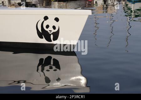 Una delle due centine del catamarano solare WWF dotato di un tetto a pannelli solari per propulsione elettrica, ormeggiata a Cartagena Marina, Spagna, agosto 2022. Foto Stock