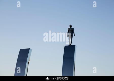 Scultura delle onde dell'artista islandese Steinunn Thorarinsdottir presso Aberdeen Sports Village, Linksfield Road, Aberdeen, Scozia, Regno Unito, Europa Foto Stock