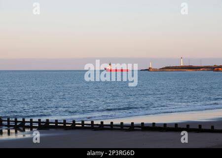 Barca a vela da Aberdeen Harbour al crepuscolo, Scozia, Regno Unito, Europa Foto Stock