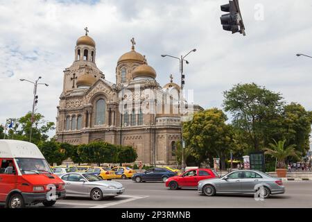 Varna, Bulgaria - 17 luglio 2014: Vista sulla strada con la Dormizione della Madre di Dio Cattedrale Foto Stock