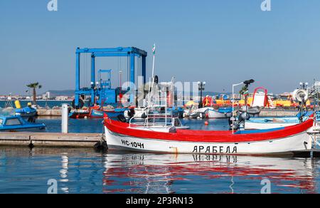 Nessebar, Bulgaria - 21 luglio 2014: Porto di Nesebar in una giornata di sole Foto Stock