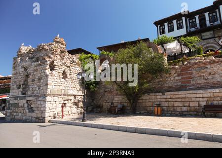 Nessebar, Bulgaria - 21 luglio 2014: Fortificazioni in pietra rovinate della città vecchia di Nesebar. La gente comune è sulla strada Foto Stock