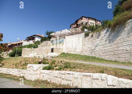 Nessebar, Bulgaria - 21 luglio 2014: Vista sulla strada costiera della città vecchia Nessebur, piccoli hotel e case residenziali in una giornata di sole Foto Stock