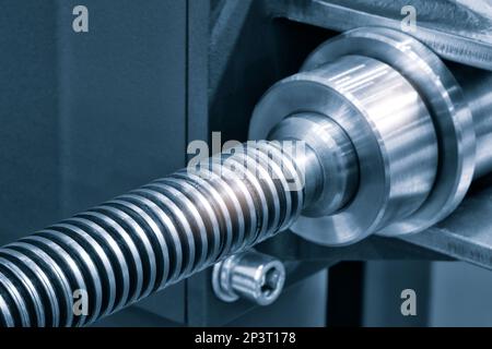 Viti a ricircolo di sfere per macchine CNC in tonalità blu Foto Stock