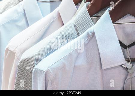 Appendiabiti con camicie, foto di Closeup da uomo, camicie su appendiabiti Foto Stock