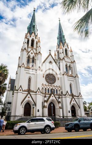 Savannah, Georgia - 19 febbraio 2023: Vista esterna della Basilica Cattedrale di San Giovanni Battista nel quartiere storico di Savannah. Foto Stock