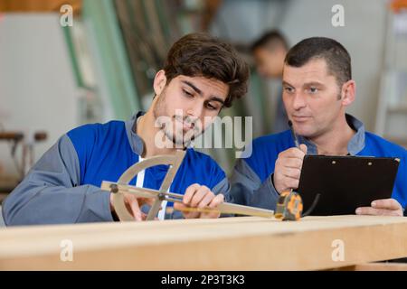 ritratto dei falegnami che misurano il legno Foto Stock