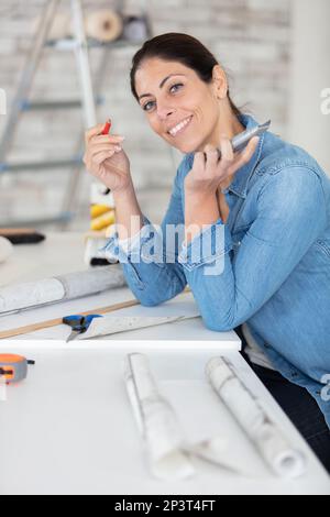 sezione centrale dell'architetto femminile con progetto sul sito Foto Stock