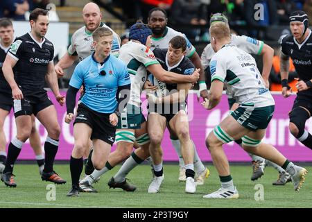 Newcastle Domenica 5th marzo 2023. Adam Radwan di Newcastle Falcons è affrontato durante la partita Gallagher Premiership tra Newcastle Falcons e London Irish a Kingston Park, Newcastle domenica 5th marzo 2023. (Foto: Chris Lishman | NOTIZIE MI) Credit: NOTIZIE MI & Sport /Alamy Live News Foto Stock