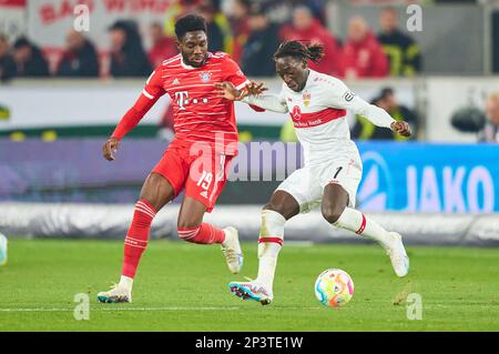 Alphonso DAVIES, FCB 19 gareggia per la palla, combattendo, duello, header, zweikampf, Azione, lotta contro Juan Jose Perea Mendoza, VFB 11 nella partita VFB STUTTGART - FC BAYERN München 1-2 1.German Football League il 18 febbraio 2023 a Stoccarda, Germania. Stagione 2022/2023, giorno 23, 1.Bundesliga, 23.Spieltag © Peter Schatz / Alamy Live News - LE NORMATIVE DFL VIETANO QUALSIASI USO DI FOTOGRAFIE come SEQUENZE DI IMMAGINI e/o QUASI-VIDEO - Foto Stock