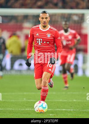 Leroy SANE, FCB 10 nella partita VFB STUTTGART - FC BAYERN München 1-2 1.German Football League il 18 febbraio 2023 a Stoccarda, Germania. Stagione 2022/2023, giorno 23, 1.Bundesliga, 23.Spieltag © Peter Schatz / Alamy Live News - LE NORMATIVE DFL VIETANO QUALSIASI USO DI FOTOGRAFIE come SEQUENZE DI IMMAGINI e/o QUASI-VIDEO - Foto Stock