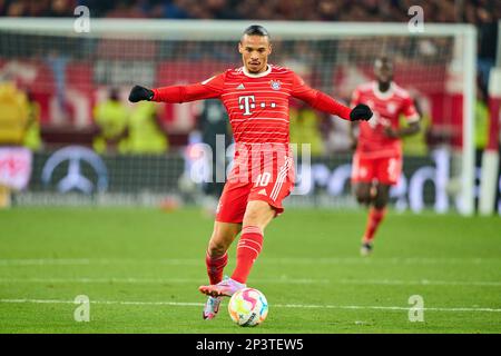 Leroy SANE, FCB 10 nella partita VFB STUTTGART - FC BAYERN München 1-2 1.German Football League il 18 febbraio 2023 a Stoccarda, Germania. Stagione 2022/2023, giorno 23, 1.Bundesliga, 23.Spieltag © Peter Schatz / Alamy Live News - LE NORMATIVE DFL VIETANO QUALSIASI USO DI FOTOGRAFIE come SEQUENZE DI IMMAGINI e/o QUASI-VIDEO - Foto Stock