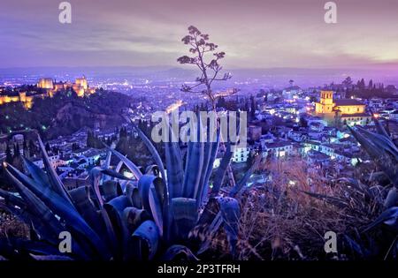 Vista sulla città. Quartiere Alhambra e Albaicín (a destra Iglesia del Salvador e sullo sfondo Chiesa di San Nicolás). Granada, Andalusia, Spagna Foto Stock