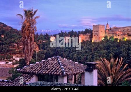 Alhambra come visto dal quartiere Albaicín. Granada, Andalusia, Spagna Foto Stock