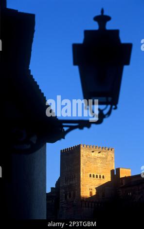 Alhambra (Comares torre) come visto dal quartiere Albaicín. Granada, Andalusia, Spagna Foto Stock