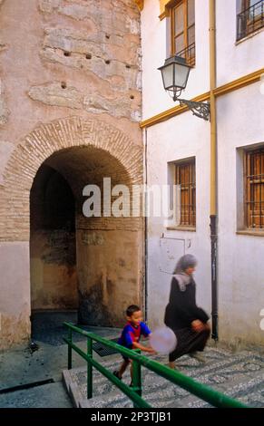 Arco de Las Pesas (arc pesi).Vicino a Plaza Larga. Quartiere Albaicín. Granada, Andalusia, Spagna Foto Stock