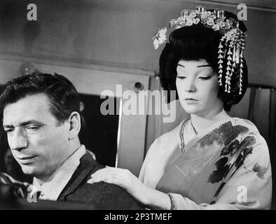 Yves Montand, Shirley MacLaine, on-set of the Film, 'My Geisha', Paramount Pictures, 1962 Foto Stock