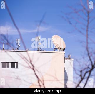 Villach, Austria - 23 febbraio 2023: Vista della fabbrica di birra, giorno di primavera soleggiato Foto Stock