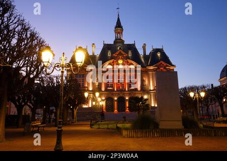 Suresnes Town Hall vista notturna. È un comune francese del dipartimento Hauts-de-Seine nella regione Ile-de-France. Foto Stock