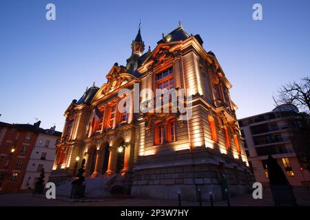 Suresnes Town Hall vista notturna. È un comune francese del dipartimento Hauts-de-Seine nella regione Ile-de-France. Foto Stock