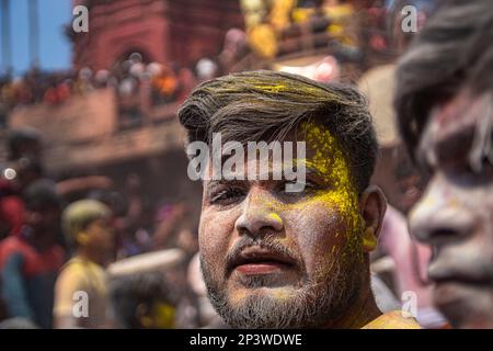 La gente del Kashi si riunisce al ghat di Manikarnika per celebrare la Chita Bhasma Holi. E' un'occasione molto propizia per tutti gli Agoris, i saggi e i Nagas. Secondo la fede della nostra Scrittura vedica, i fantasmi, i fantasmi e tutti i devoti di Lord Shiva si riuniscono sul ghat di Manikarnika per celebrare Masan Holi con la loro divinità Shiva. (Foto di Sudip Chanda/Pacific Press) Foto Stock