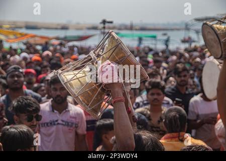 La gente del Kashi si riunisce al ghat di Manikarnika per celebrare la Chita Bhasma Holi. E' un'occasione molto propizia per tutti gli Agoris, i saggi e i Nagas. Secondo la fede della nostra Scrittura vedica, i fantasmi, i fantasmi e tutti i devoti di Lord Shiva si riuniscono sul ghat di Manikarnika per celebrare Masan Holi con la loro divinità Shiva. (Foto di Sudip Chanda/Pacific Press) Foto Stock