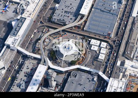 Edificio a tema LAX all'Aeroporto di LAX. Iconica struttura spaziale con influenza PopulLuxe all'Aeroporto LAX. Googie architettura a Los Angeles. Foto Stock