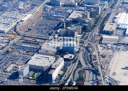 Century Boulevard vicino all'Aeroporto Internazionale di Los Angeles (LAX) con hotel di catene multiple di Marriott, Hilton, Sheraton e Crowne Plaza. LAX percorsi automatizzati per il mover delle persone. Foto Stock