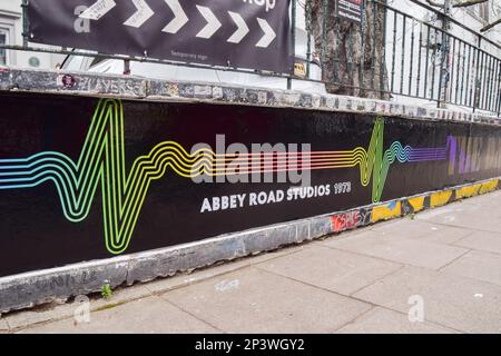 Londra, Inghilterra, Regno Unito. 5th Mar, 2023. Abbey Road Studios celebra il 50th° anniversario dell'iconico The Dark Side of the Moon di Pink Floyd, con tributi all'esterno del suo edificio altrettanto iconico. L'album è stato registrato presso lo studio di North London nel 1972 e nel 1973 e pubblicato il 1 marzo 1973, diventando uno dei dischi più influenti e più venduti di tutti i tempi. (Credit Image: © Vuk Valcic/ZUMA Press Wire) SOLO PER USO EDITORIALE! Non per USO commerciale! Foto Stock