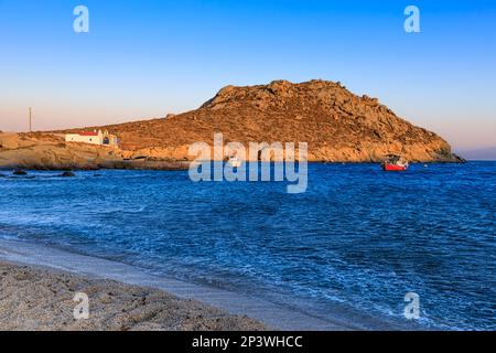 Estate in Grecia: Spiaggia di Paralia Agia Anna sull'isola di Mykonos. Paralia Agia Anna Beach è una piccola spiaggia di sabbia vicino Kalafatis , vicino a un porto di pescatori. Foto Stock