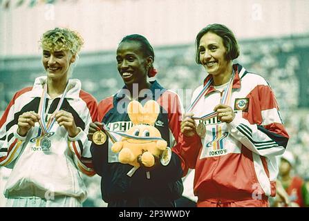 Jackie Joyner-Kersee (USA)-C- vince la medaglia d'oro nel Women's Long Jump, Heike Drechsler (GR) -L- Silver, Larysa Berezhna (URS) Bronze, al World Outdoor Track and Field Championships 1991 Foto Stock