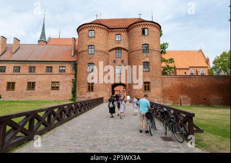 Porta sud presso il castello e la cattedrale di Frombork, Polonia. Museo Nicolaus Copernico dove visse e lavorò 1521-1543. Foto Stock