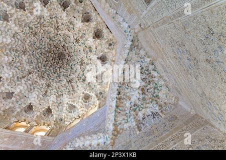 Particolare della cupola e del muro in Sala de Dos Hermanas, stanza delle due sorelle, Palazzo dei Lions, palazzi nazisti, Alhambra, Granada Andalusia, Spagna Foto Stock